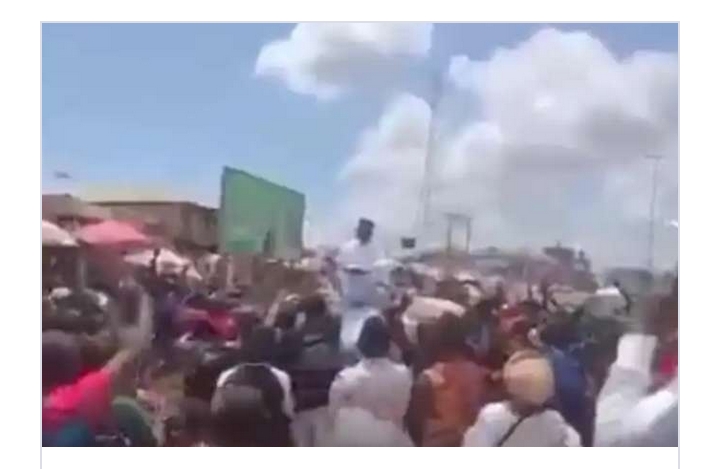 WATCH VIDEO! Popular Party’s GOVERNOR Under Fire For Allegedly Throwing BUNDLES Of New Naira Notes To Entice Voters – HEARD VOICE NEWS ONLINE